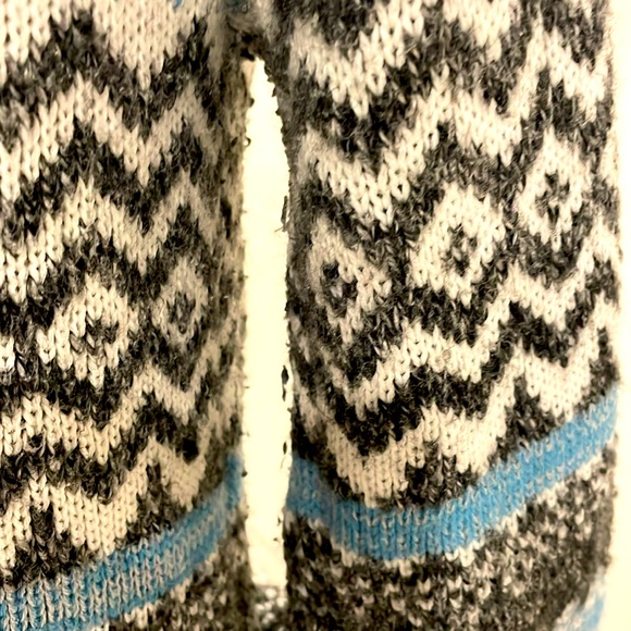 A classic from Ricki’s  long zippered sweater with collar. - Picture 4 of 8